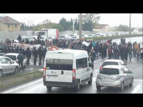 Le face à face avec les CRS sur le périphérique.mp4