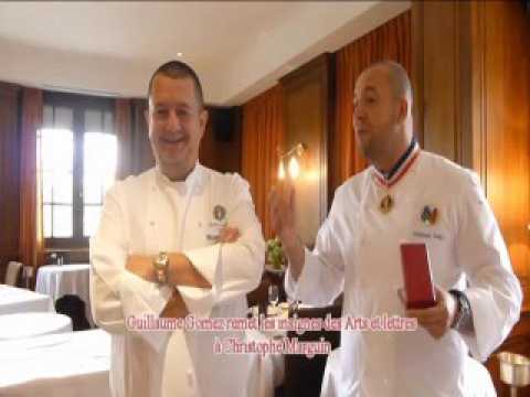 Guillaume Gomez, le chef de l’Elysée, décore Christophe Marguin des insignes de Chevalier des Arts et Lettres