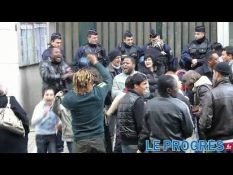 Mal-logés et demandeurs d’asile chantent et dansent dans la rue