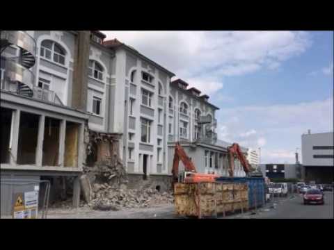 Une grignoteuse attaque la façade du Cercle Hôtel de PSA Sochaux