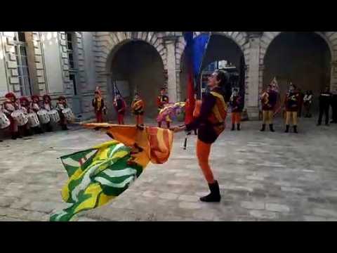 Les lanceurs de drapeaux de Asti (Italie) viennent d'arriver à Verdun