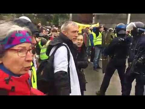Besançon : les gilets jaunes interpellent les forces de l'ordre rue Plançon