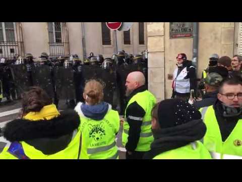 Nancy : les gilets jaunes face aux CRS devant la préfecture