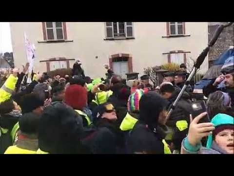 Besançon : les gilets jaunes entonnent une chanson devant la prison