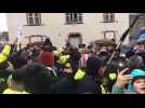Besançon : les gilets jaunes entonnent une chanson devant la prison