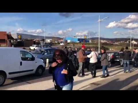 Besançon : mouvement des gilets jaunes devant Carrefour
