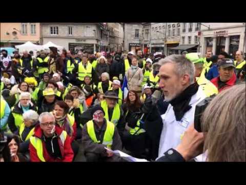 Besançon :  discours du neurochirurgien Laurent Thines avant la manifestation des gilets jaunes