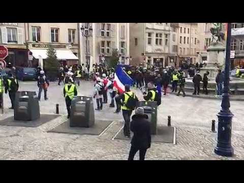 Nancy : les policiers interpellent un manifestant parmi les gilets jaunes rassemblés place Saint-Epvre.