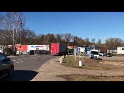 Démolition d’ une maison dans la zone commerciale de Chavelot