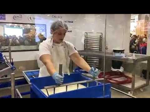 La fabrication du fromage éphémère par l'Enil de Mamirolle au Salon de l'agriculture
