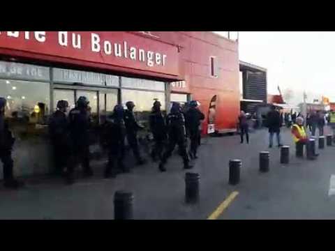Besançon : les gendarmes mobiles investissent le Géant Casino Chateaufarine après l'irruption des gilets jaunes