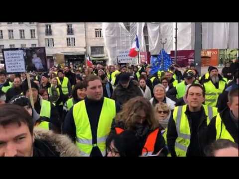 Gilets jaunes Frédéric Vuillaume qui a reçu un courrier du préfet prend la parole pendant la manif à Besançon