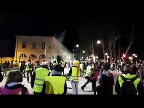 Gilets jaunes Besançon Derniers échanges avec la police dans la rue Charles Nodier