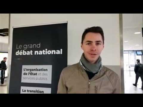 Nicolas, étudiant à Dijon, tient le stand "grand débat" à la gare Viotte de Besançon