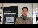 Nicolas, étudiant à Dijon, tient le stand "grand débat" à la gare Viotte de Besançon