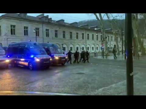 Charge des forces de l'ordre face aux gilets jaunes de Besançon