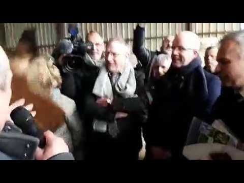 Les agriculteurs de Haute-Saône remettent un trophée de sanglier au ministre François de Rugy