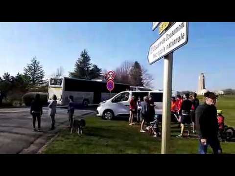 Trail des Tranchées de Verdun : l'impressionnant cortège des bus qui acheminent les concurrents du 15 kilomètres