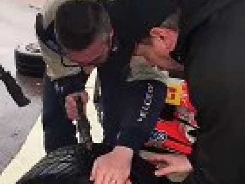 Rallye de Franche-Comté : Sébastien Bret retaille les pneus de sa Mitsubishi Lancer Évo 9 avant la dernière spéciale