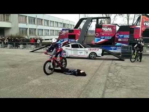 Démonstration de trial au Salon de la moto à Nancy