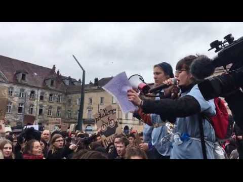 Besançon : les lycéens se mobilisent pour le climat place de la Révolution