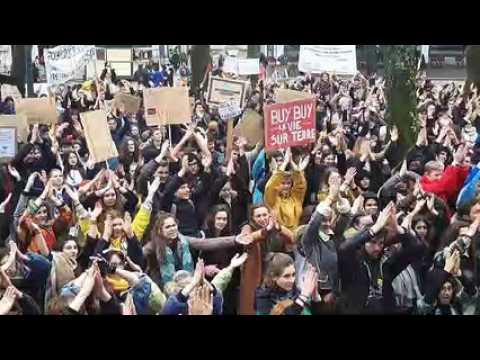 Besançon : les collégiens, lycéens et étudiants font du bruit pour la planète place Granvelle
