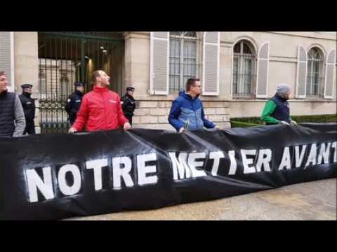 Bar-le-Duc : Opération des Jeunes agriculteurs et de la FDSEA devant la préfecture de la Meuse