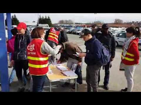 Opération de la CGT, à la portière de l'usine PSA de Sochaux, pour défendre les intérimaires