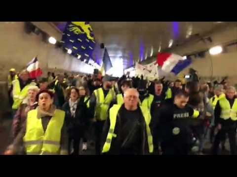 Les gilets jaunes défilent une nouvelle fois dans le tunnel de la Citadelle à Besançon