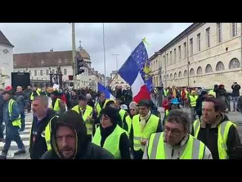 Passage devant la préfecture pour les gilets jaunes de Besançon