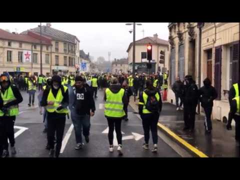 Gilets jaunes à Bar-le-Duc : premiers jets de grenades lacrymogènes