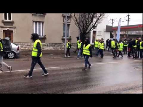 Les gilets jaunes défilent dans les rues barisiennes