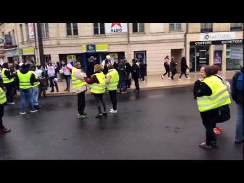 Bar-le-Duc : un groupe de gilets jaunes devant l'église Saint-Jean