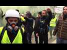 "On est là" : le chant des gilets jaunes face aux forces de l'ordre à Besançon