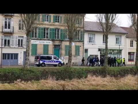 Les gendarmes escortent des gilets jaunes vers la gare SNCF de Bar-le-Duc