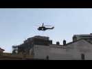 Un helico militaire largue des hommes en rappel au centre ville de Nancy