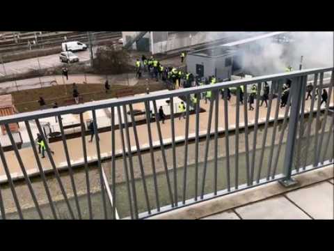 Gilets jaunes à Nancy : les manifestants prennent la fuite face aux grenades lacrymogènes lancées par les forces de l'ordre