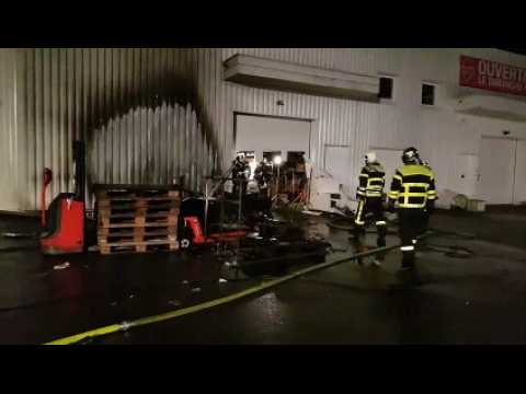 Incendie à Neuves-Maisons : le feu de poubelle se propage au magasin Noz