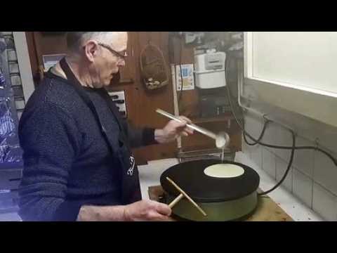 Chandeleur la technique du Breton Pierrick Ledu pour "tourner" une crêpe