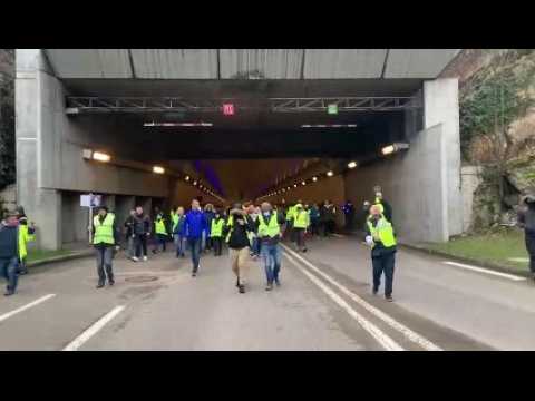 Les Gilets jaunes sortent du tunnel de la Citadelle à Besançon