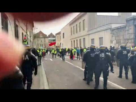 Face-à-face des gilets jaunes avec les forces de l'ordre à Besançon