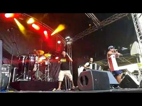 Le très festif groupe Sidi Wacho sur la scène B de Rencontres et Racines pour le dernier jour de festival