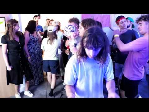 Salut C'est Cool donne un concert très privé dans une chambre d'hôtel de Belfort