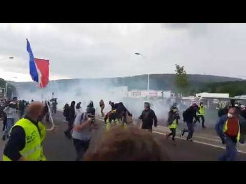 Gaz lacrymogène et charge des gendarmes mobiles lors de la manifestation des gilets jaunes à Besançon