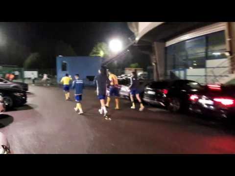 Les joueurs du FC Sochaux communient avec les supporters après le maintien