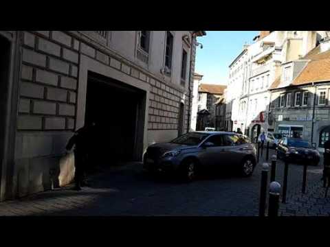 Besançon : le Dr Péchier, dont la garde à vue vient de s'achever, arrive sous bonne escorte au palais de justice