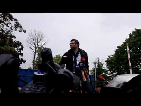 Affaire Vincent Lambert : son demi-frère s'exprime devant l'hôpital de Reims
