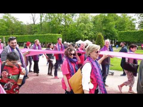 La Lorraine est formidable : "Vosges terre textile" fête l'événement en chanson et avec une bande de tissu de 88 m de long