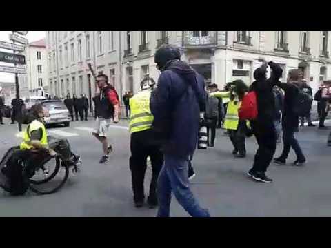 Nancy : les gilets jaunes dansent devant les forces de l'ordre rue Saint Dizier