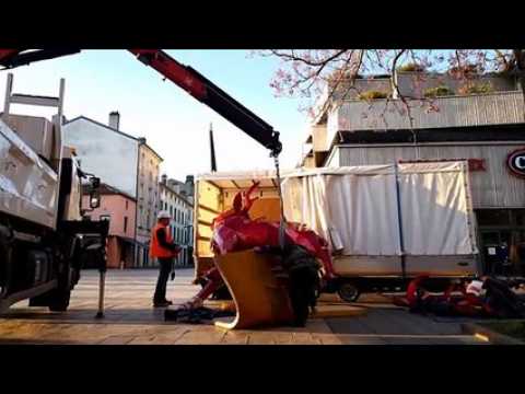 Nancy : installation d'une des œuvres monumentales de Richard Orlinski